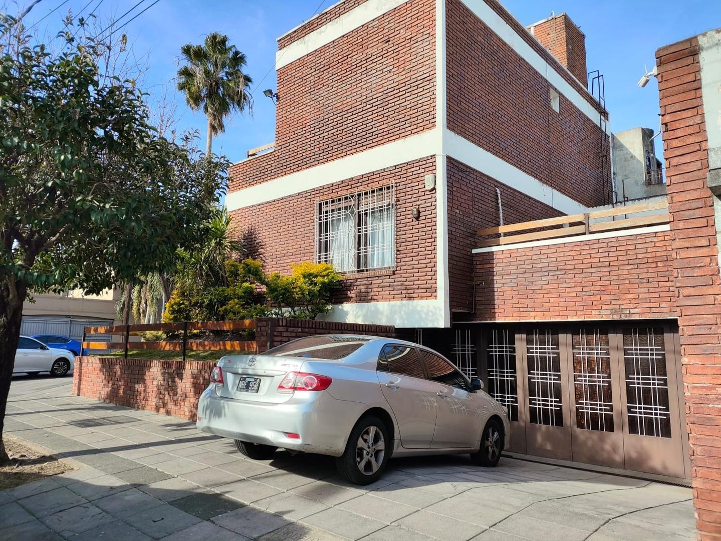 Casa en Venta con 4 cocheras