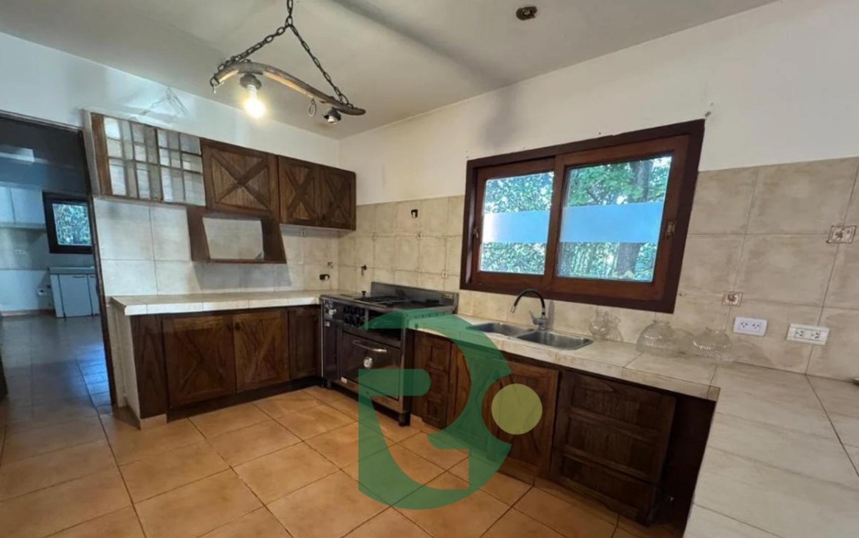 Casa en Venta con 3 cocheras