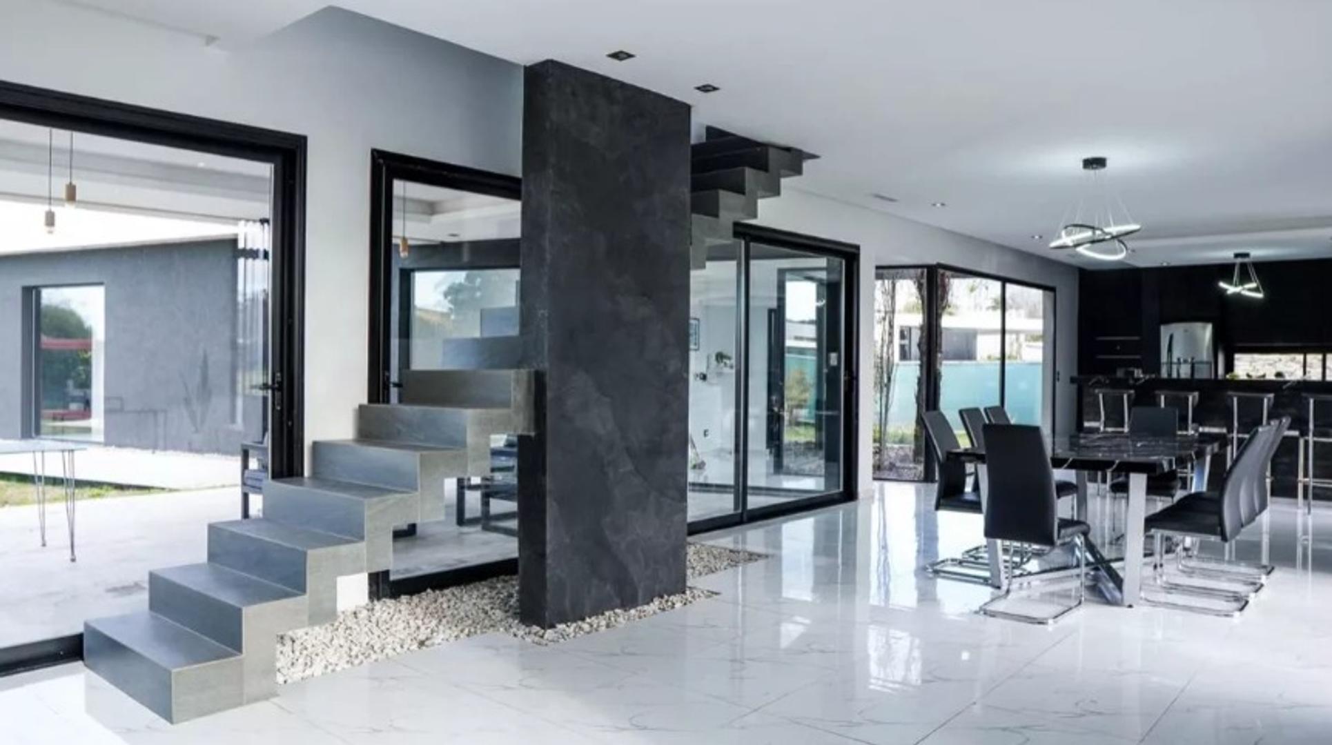 Casa en Venta con 4 cocheras