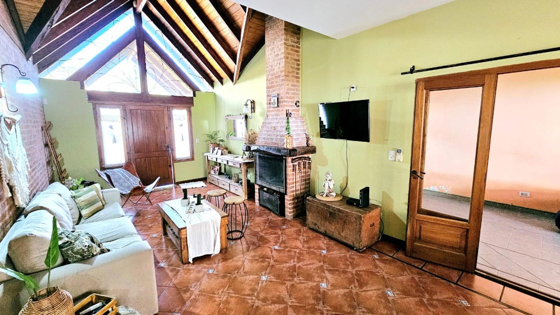 Casa en Venta con 3 cocheras