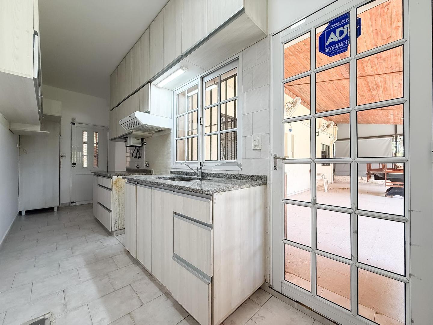 Casa 8 ambientes con 2 baños