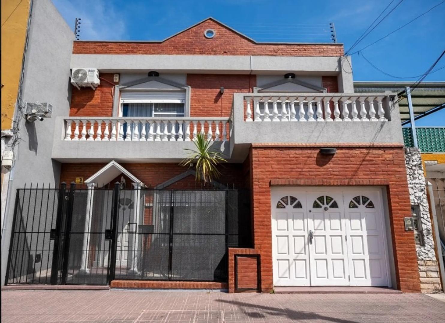 AAL EXCELENTE CASA 4 AMBIENTES PILETA Y QUINCHO S. LUGARES.