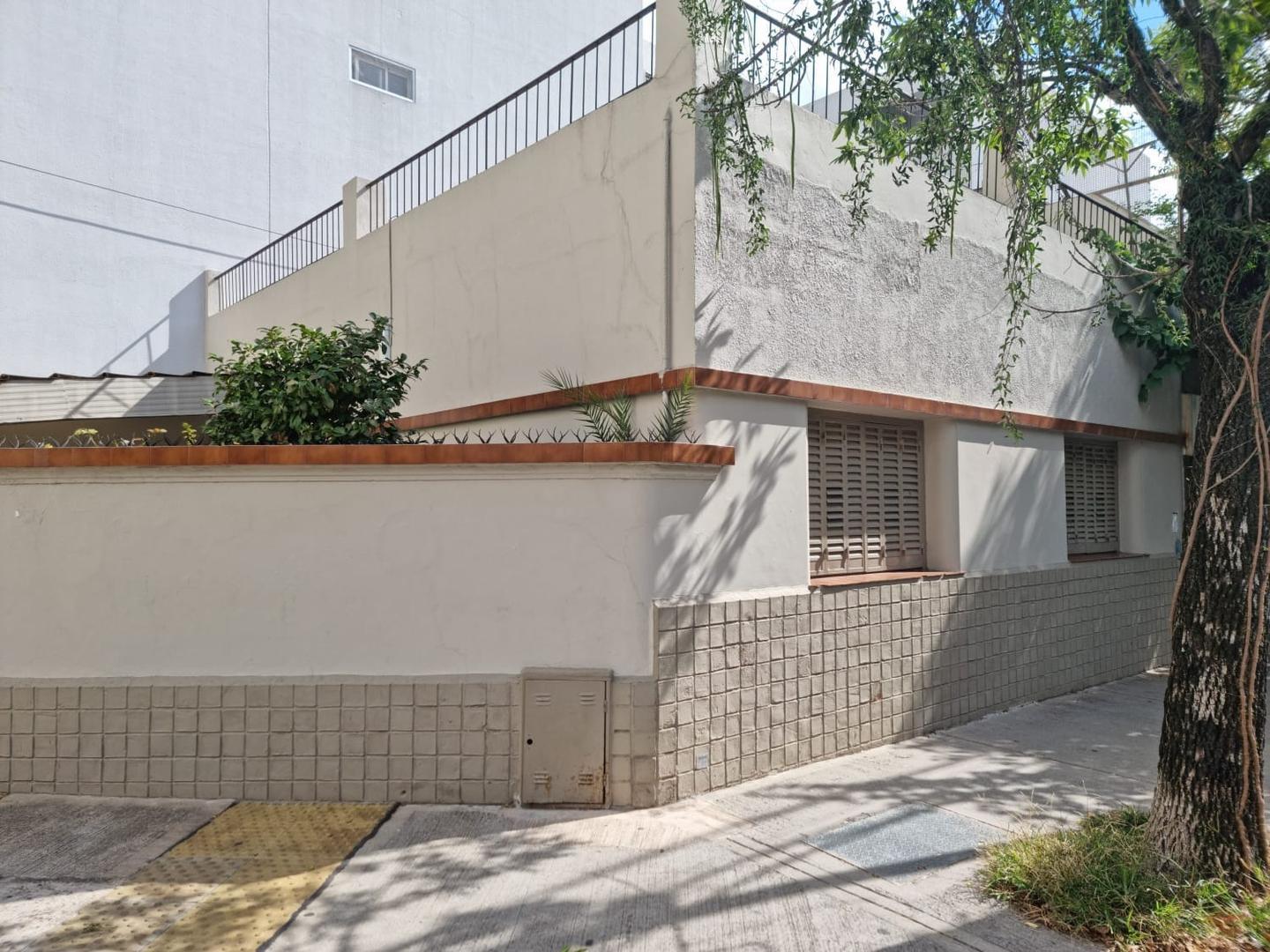 Casa 3 ambientes, entrada auto, patio y terraza