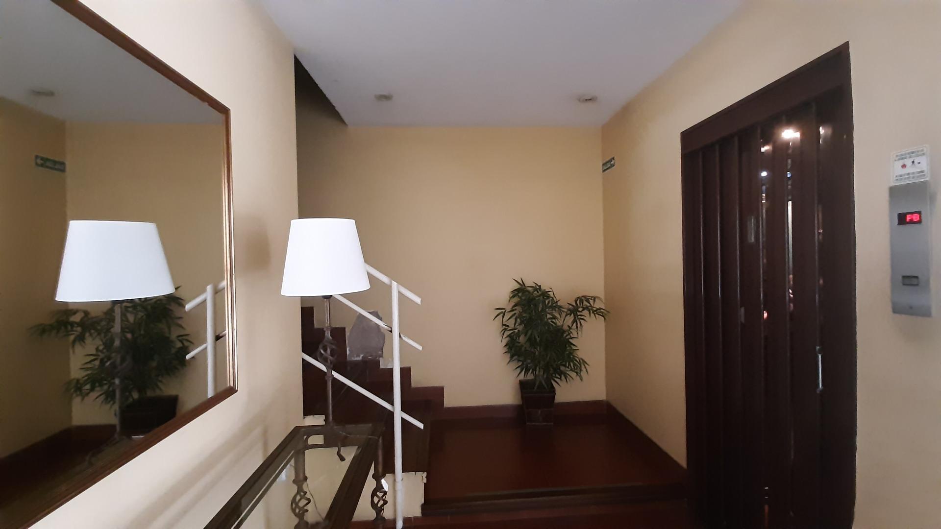 OPORTUNIDAD EXCELENTE SEMI PISO CON ESPACIO GUARDACOCHE