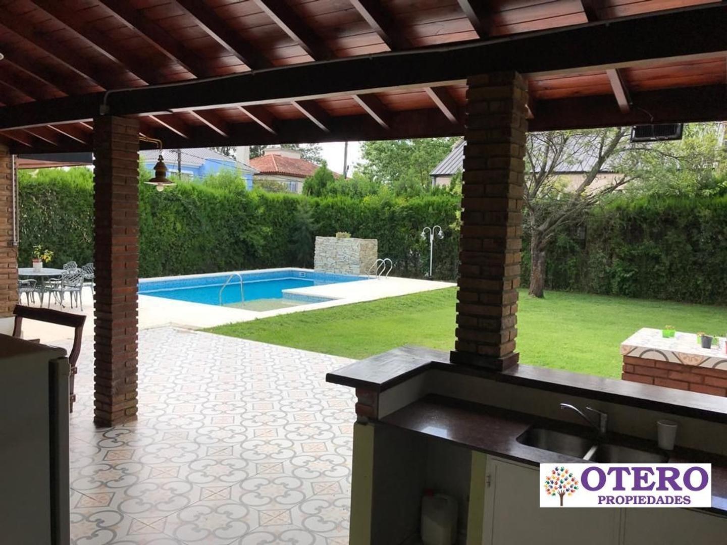 Casa en Alquiler con 4 cocheras