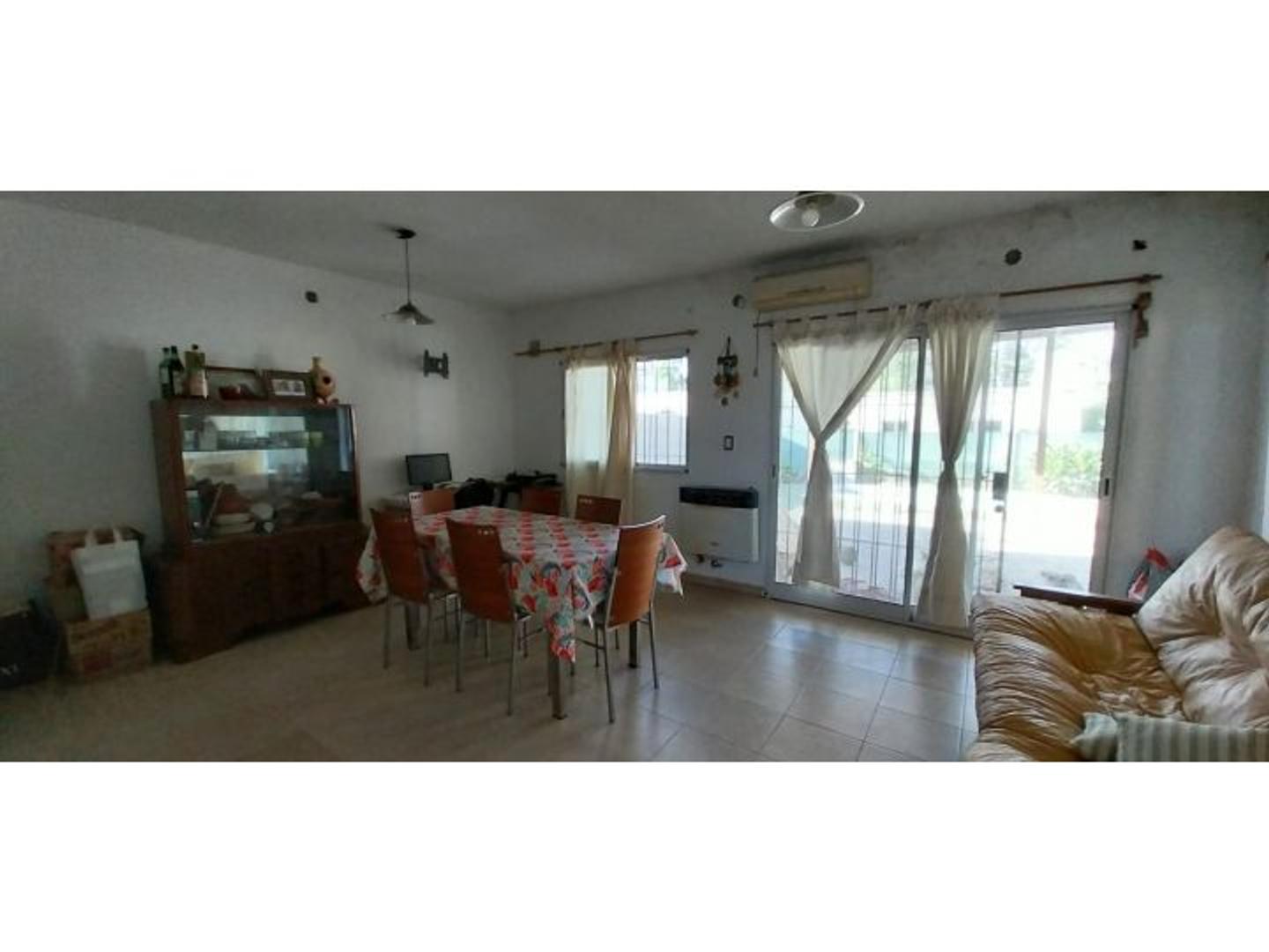 Casa en VENTA 2 dormitorios TDS3 - ROLDAN-  CON COCHERA Y PILETA