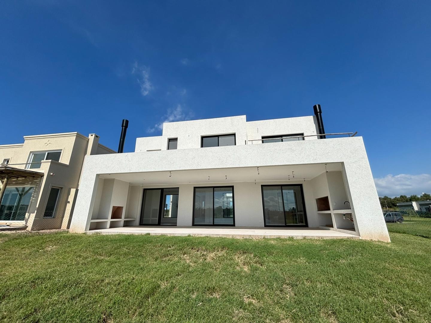 Moderna casa en venta laguna, pileta, Santa Ana, Villanueva
