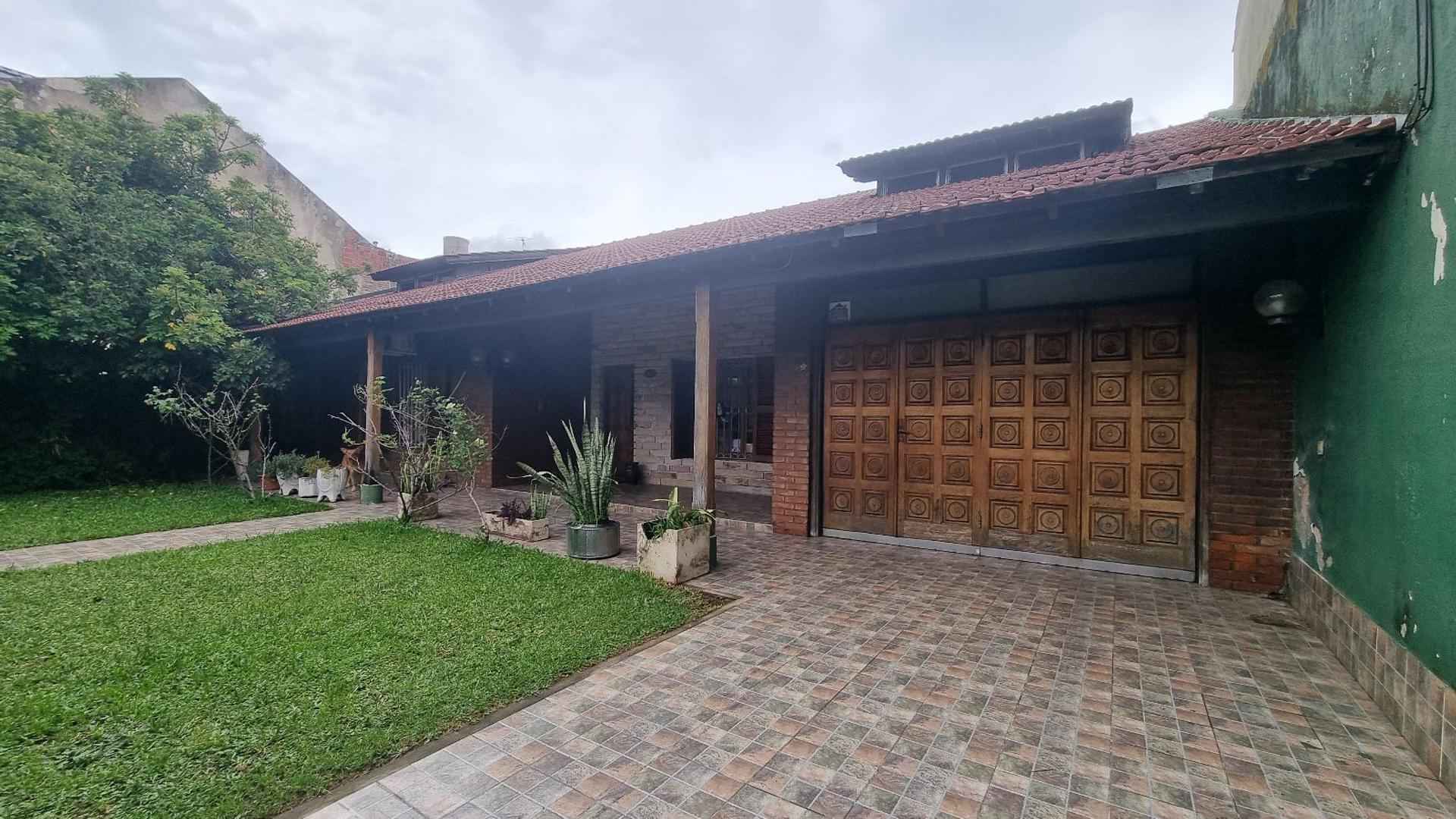 Casa en Alquiler con 2 cocheras