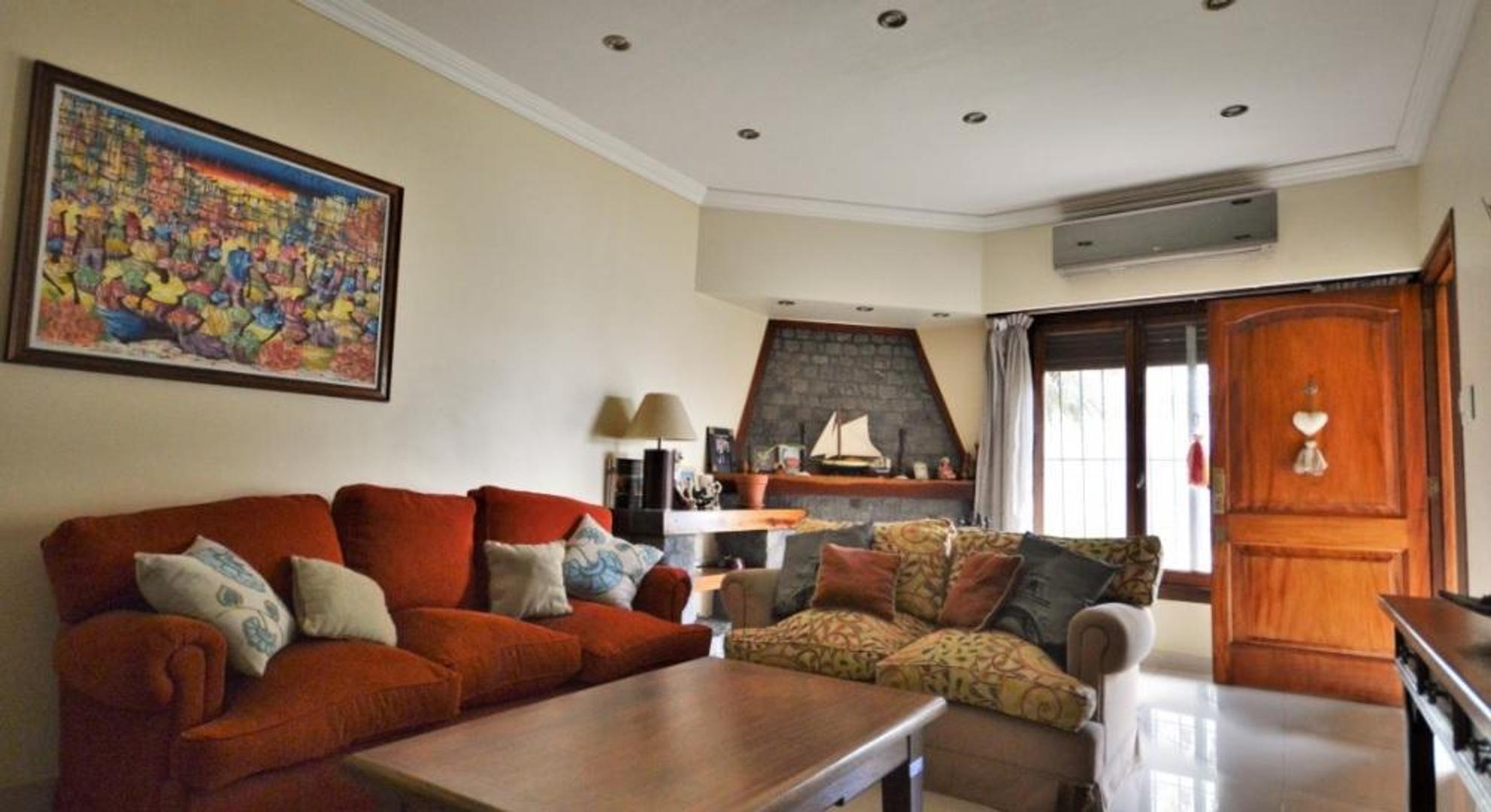 Casa en Venta con 3 cocheras