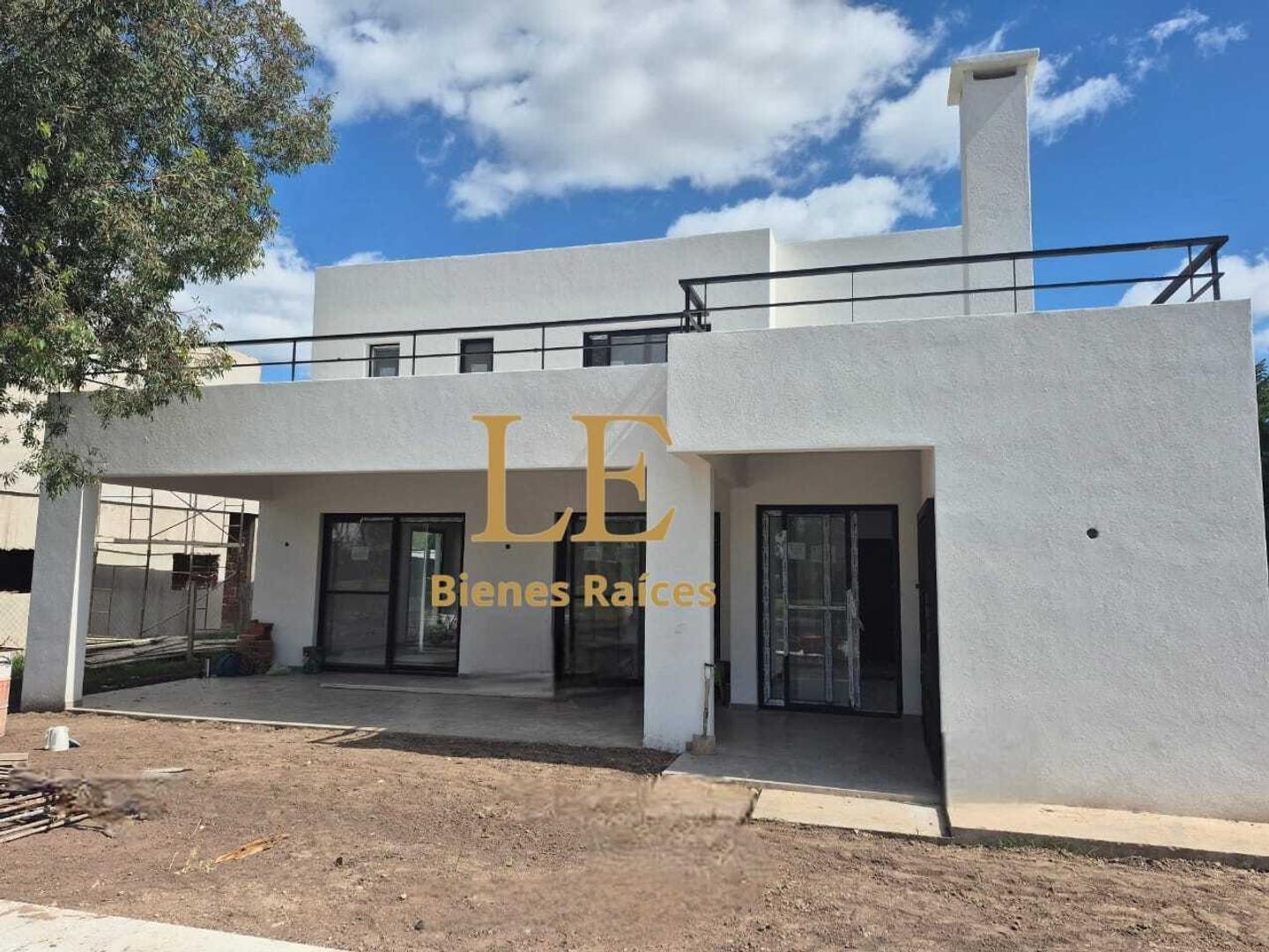 Casa en Venta con 4 cocheras