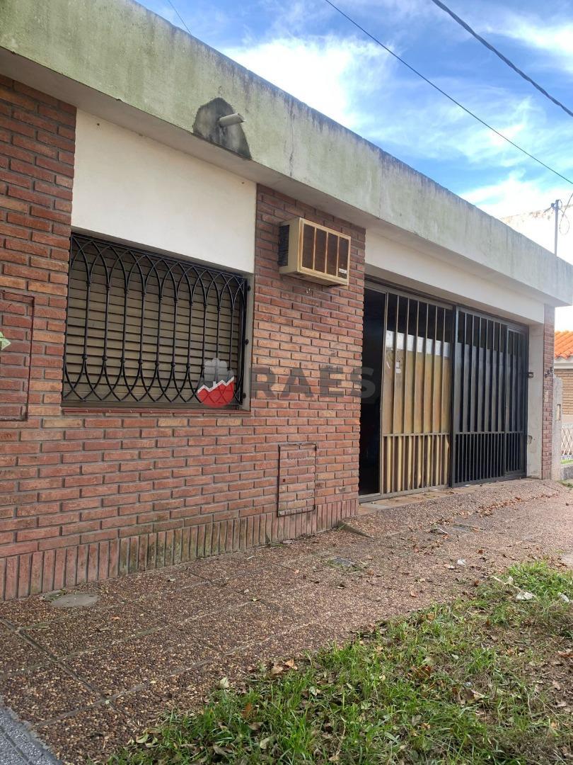 CASA CON GRAN UBICACION Y OTENCIAL EN CASTELLI AL 800