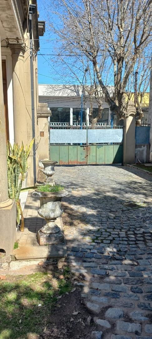 Casa en Venta con 3 cocheras