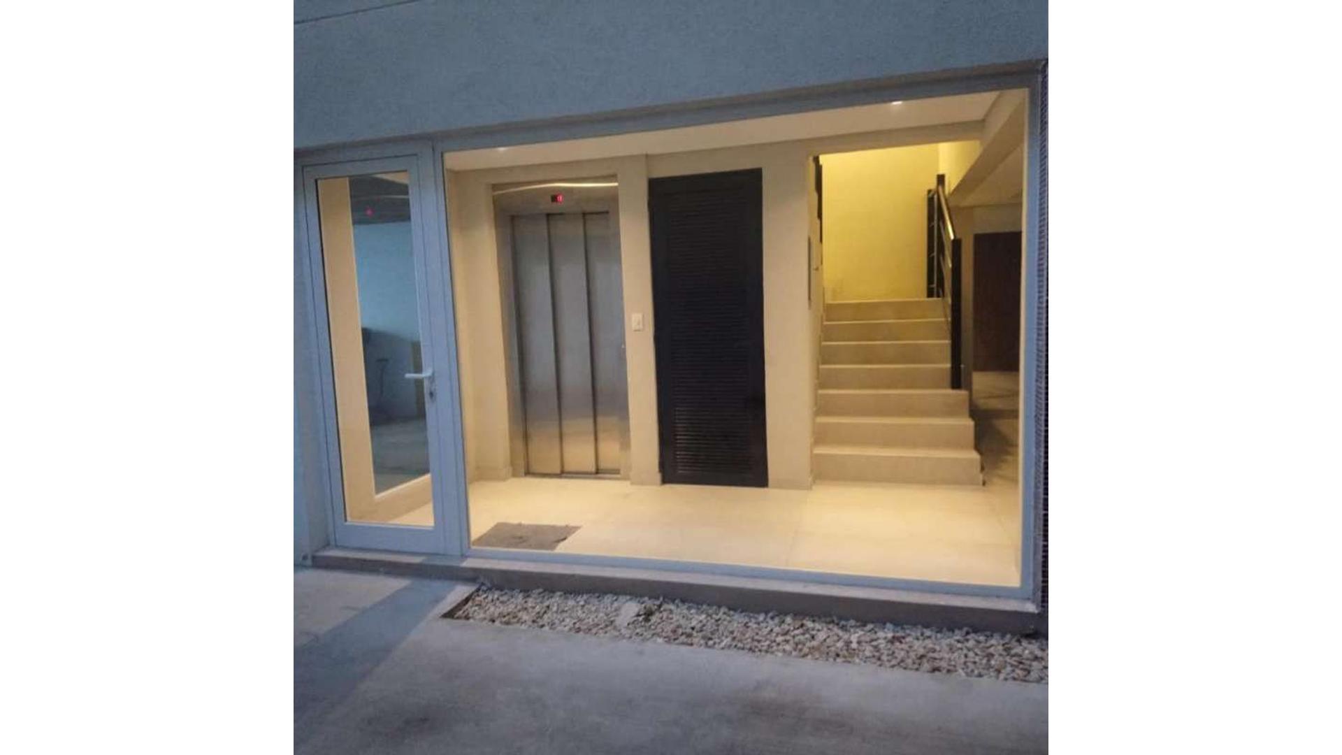 Madero 1400 , Piso 1