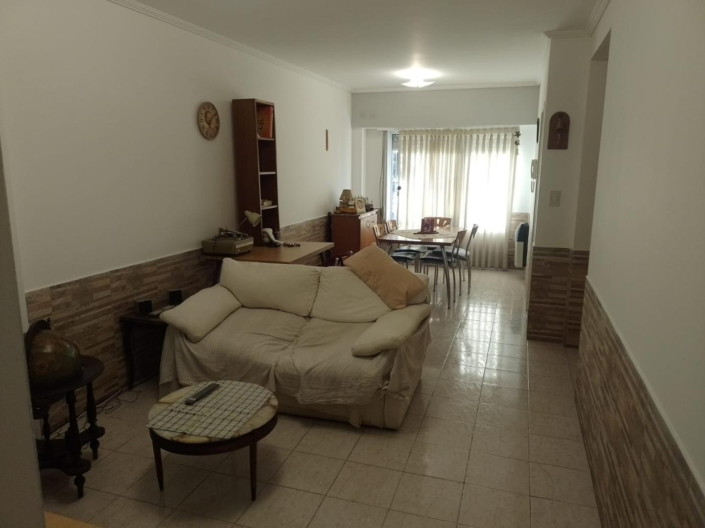 3 ambientes al frente con patio y guarda coche