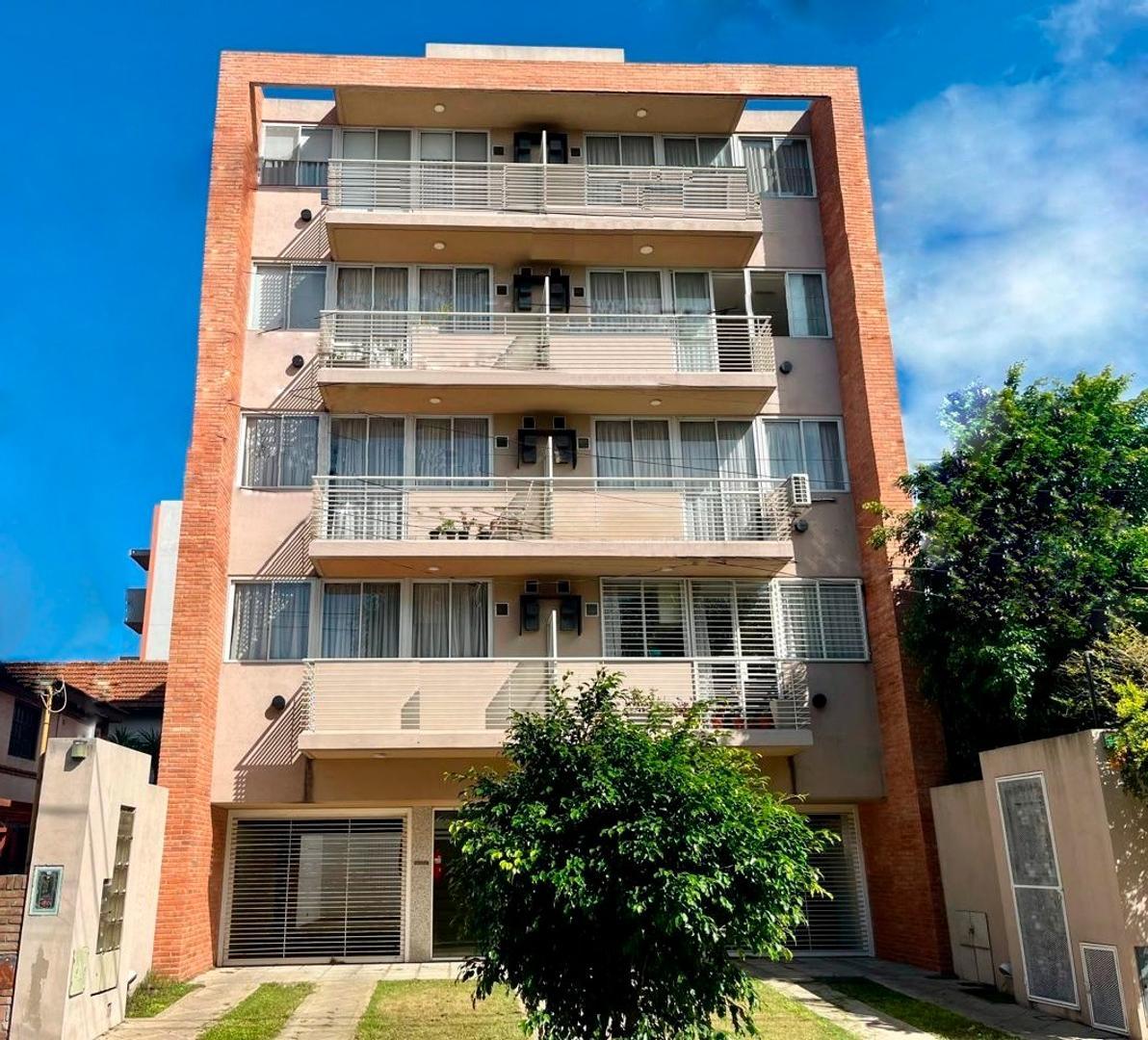 Dos ambientes con balcón al frente y al contrafrente.