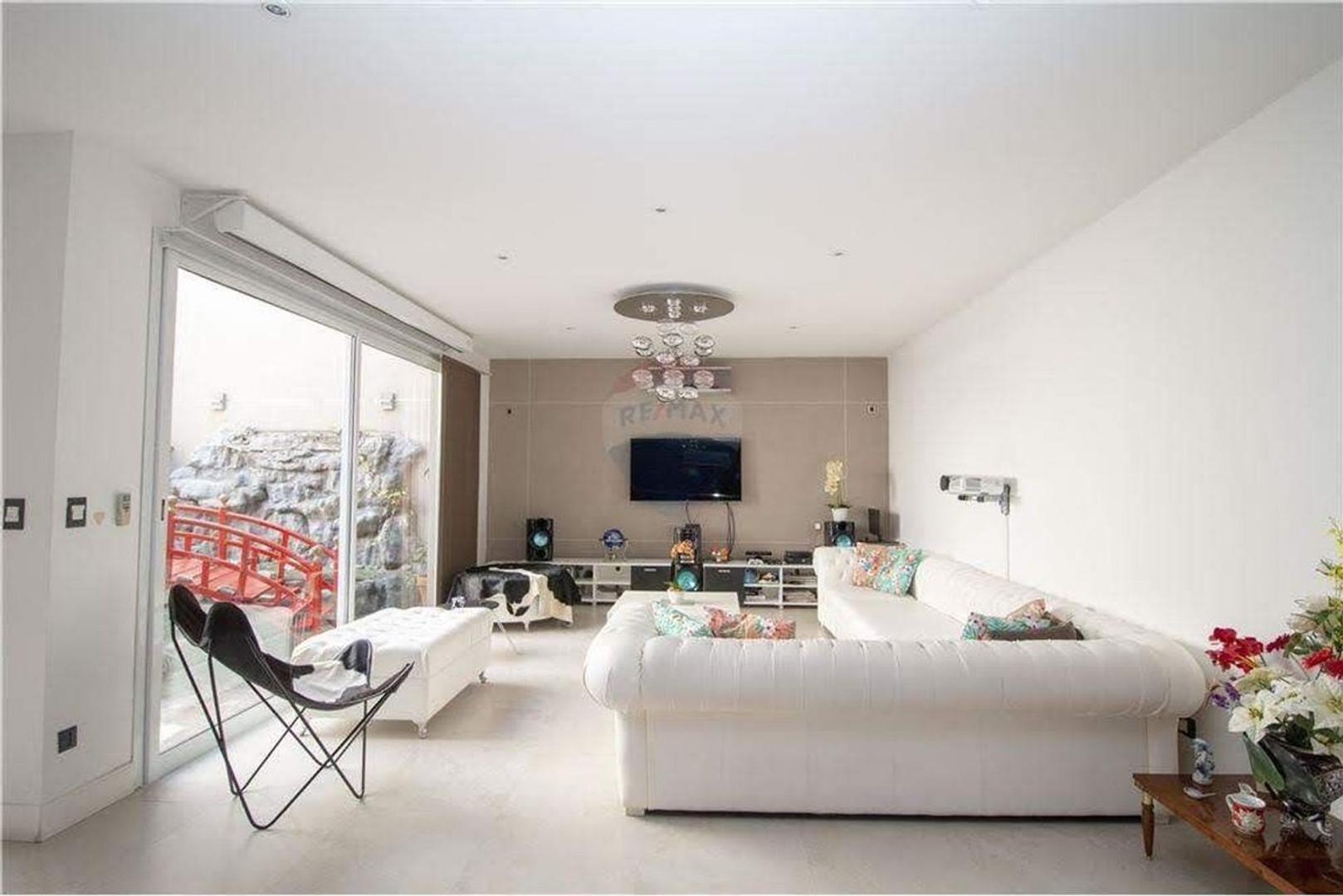 Casa en Venta con 2 cocheras