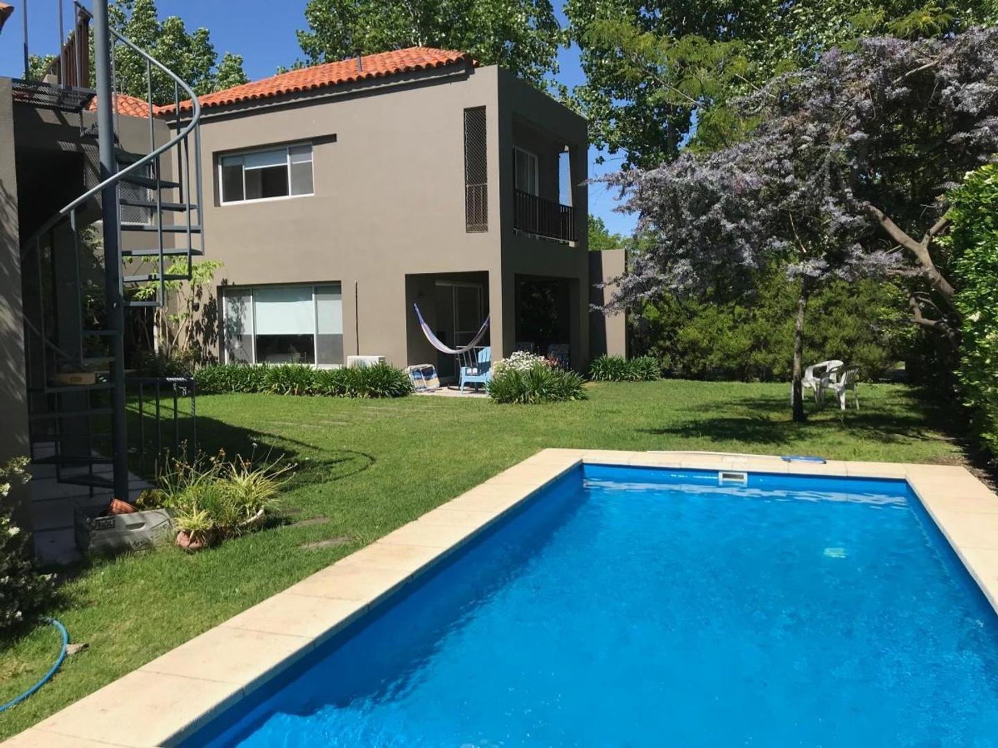 Casa en Venta con 3 cocheras