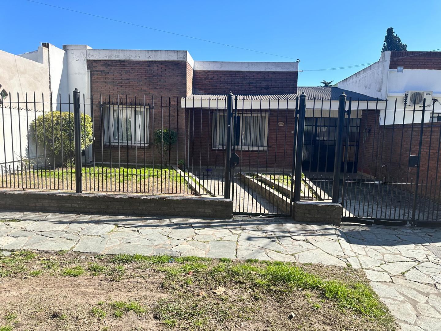 CASA 3 AMBIENTES CON JARDÍN Y COCHERA