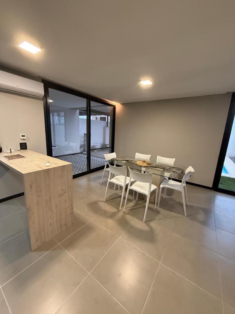 Casa en Alquiler Temporal con 2 cocheras