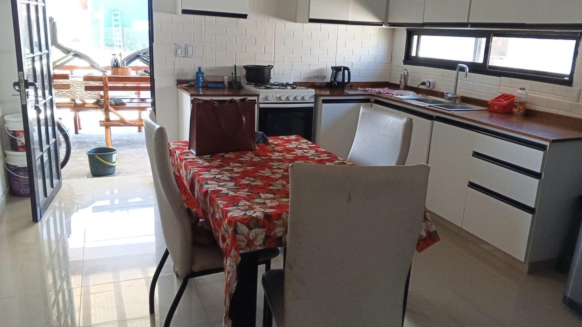 Casa 3 ambientes con 2 baños