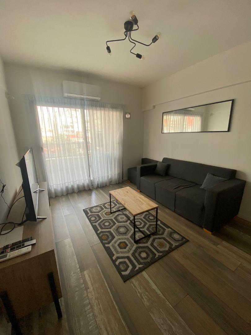 Departamento con balcón y parrilla en Av. Cabildo y Monroe