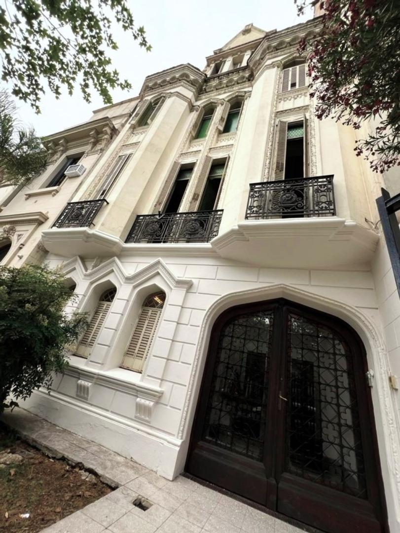 Bv Oroño 400, importante propiedad de 9 ambientes amplios