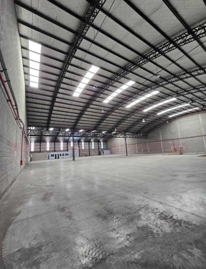 EXCELENTE NAVE DE 1800 M² EN EL PARQUE INDUSTRIAL DE MORÓN
