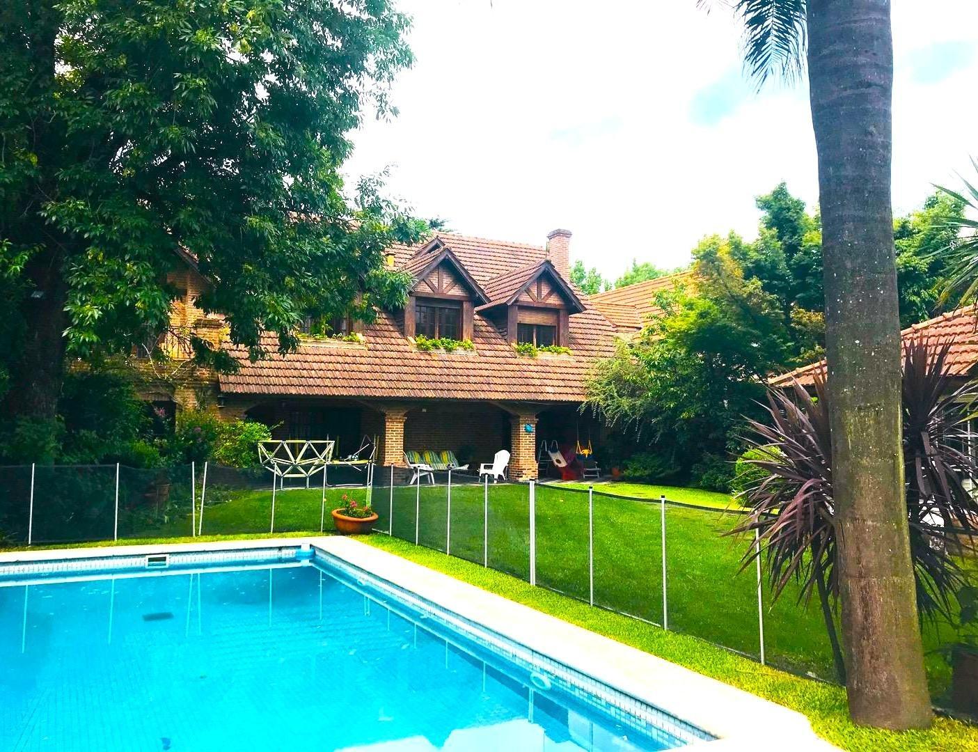 Gran Casa con 6 dormitorios + dependencia + quincho