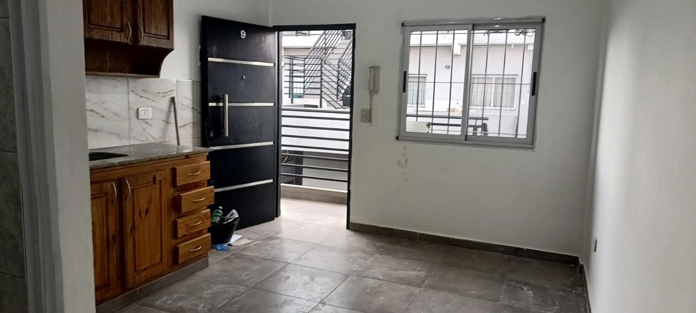Departamento en Alquiler en Gregorio de Laferrere, $ 300.000