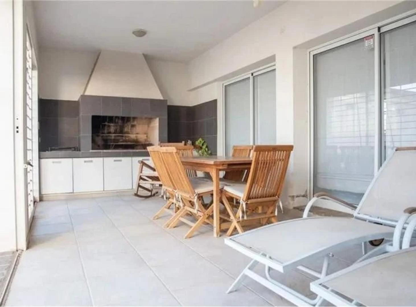 Casa 5 ambientes con 3 baños