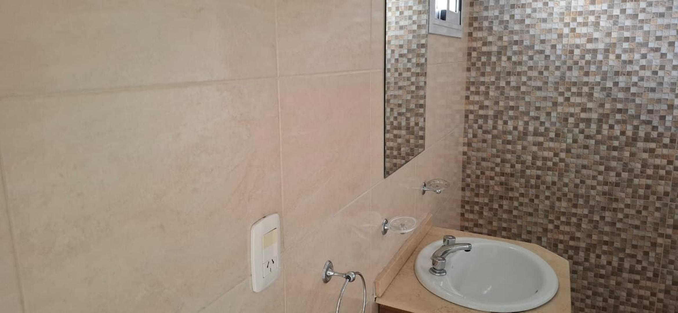 Depto de 2 dorm, cochera. Zona Ex Policlinico. Impecable