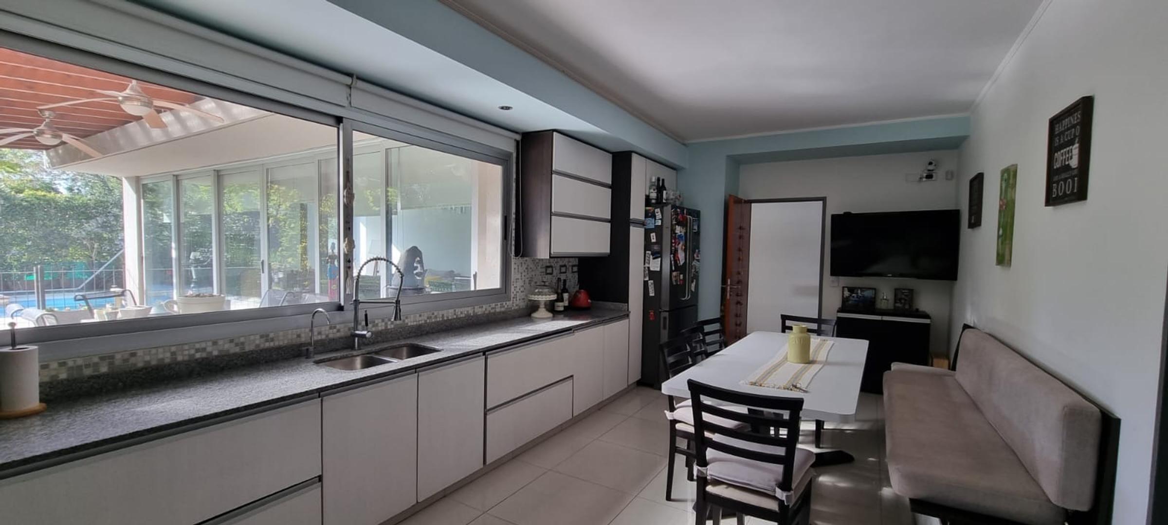 Casa en Alquiler con 7 cocheras