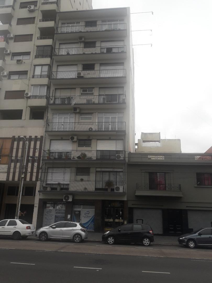 AMPLIO SEMIPISO  4 AMBIENTES CON DEPCIAS DE 139 M2