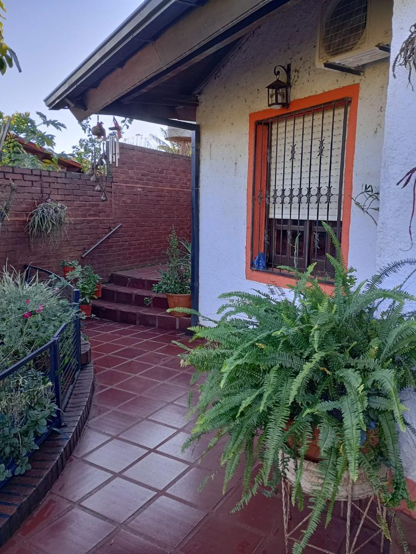 HERMOSA CASA EN BARRIO RESIDENCIAL