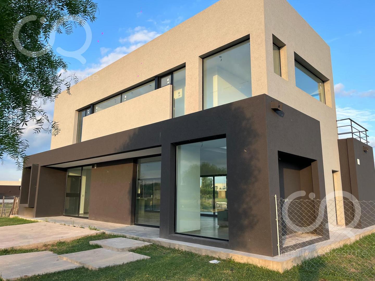 Casa 5 ambientes con 3 baños