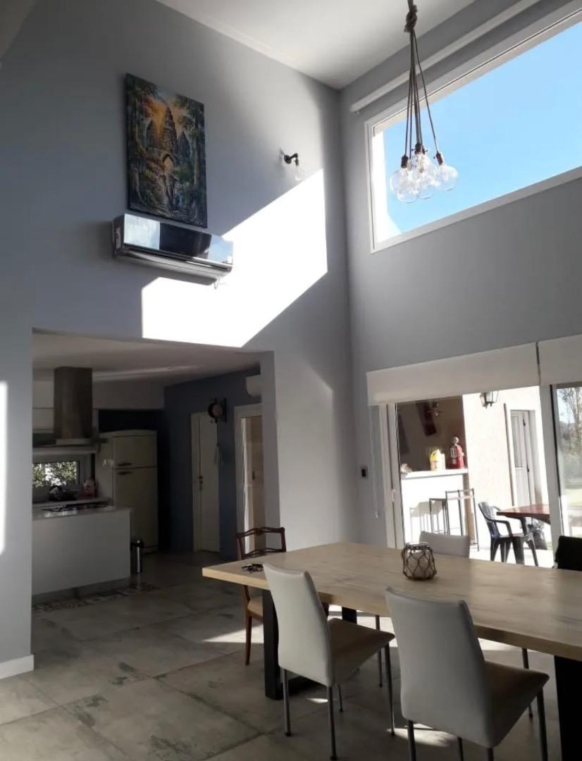 Casa en Venta con 6 cocheras