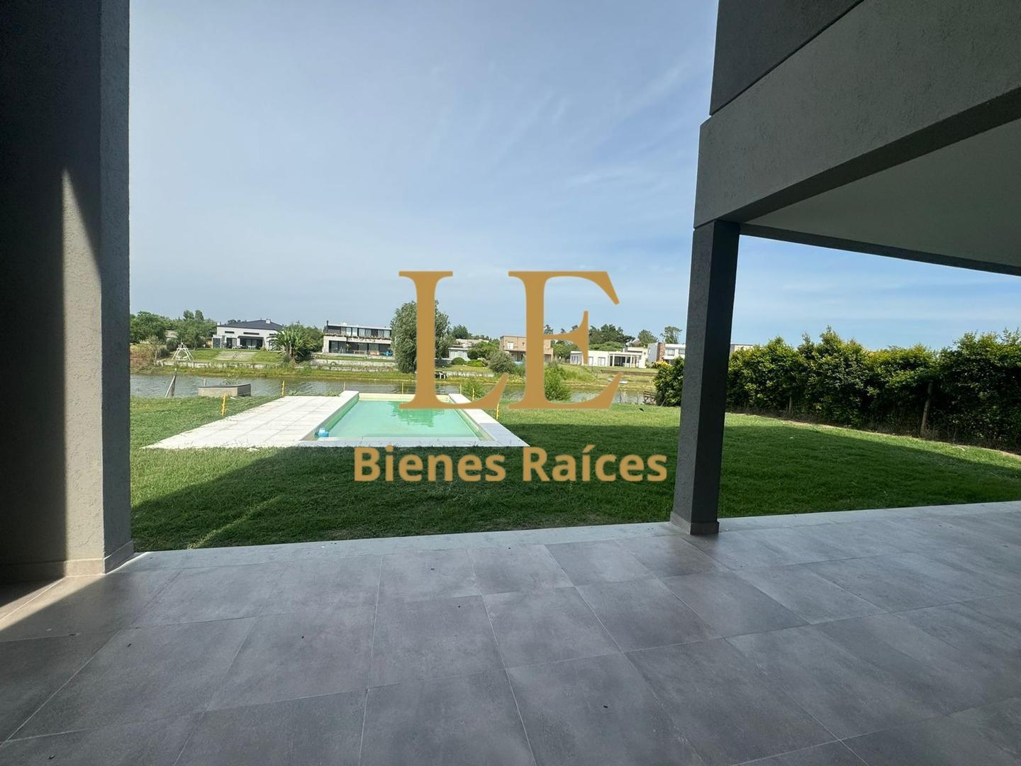 Casa 5 ambientes con 4 baños