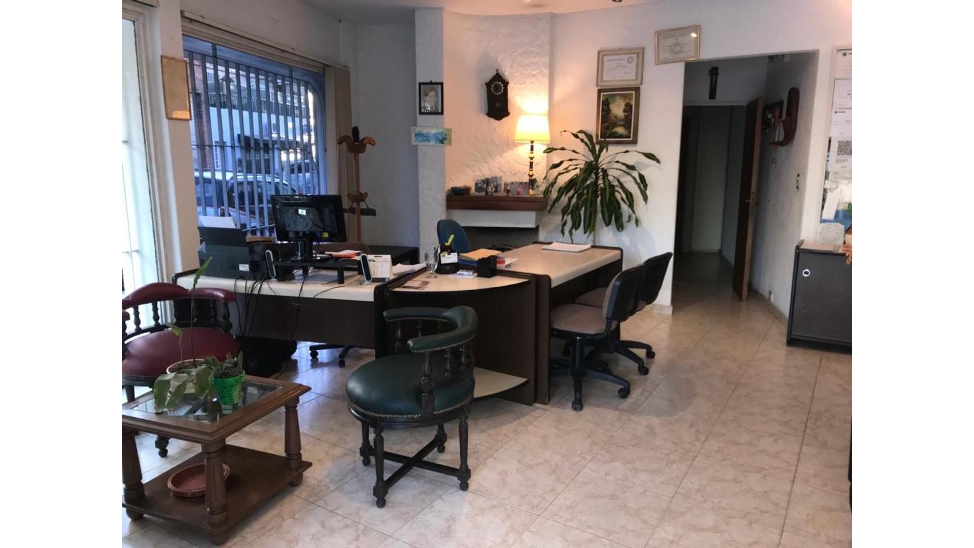 Amplio local con excelente ubicación