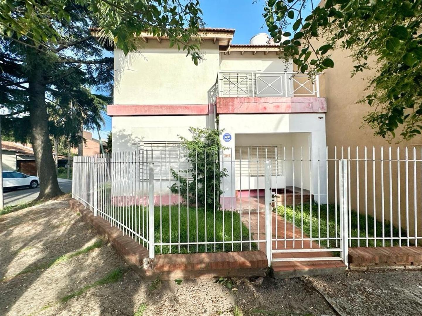 Casa 4 ambientes en excelente ubicación.