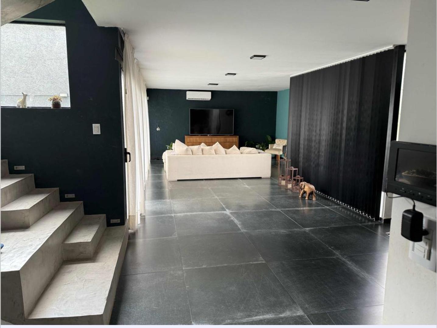 Casa 5 ambientes con 4 baños