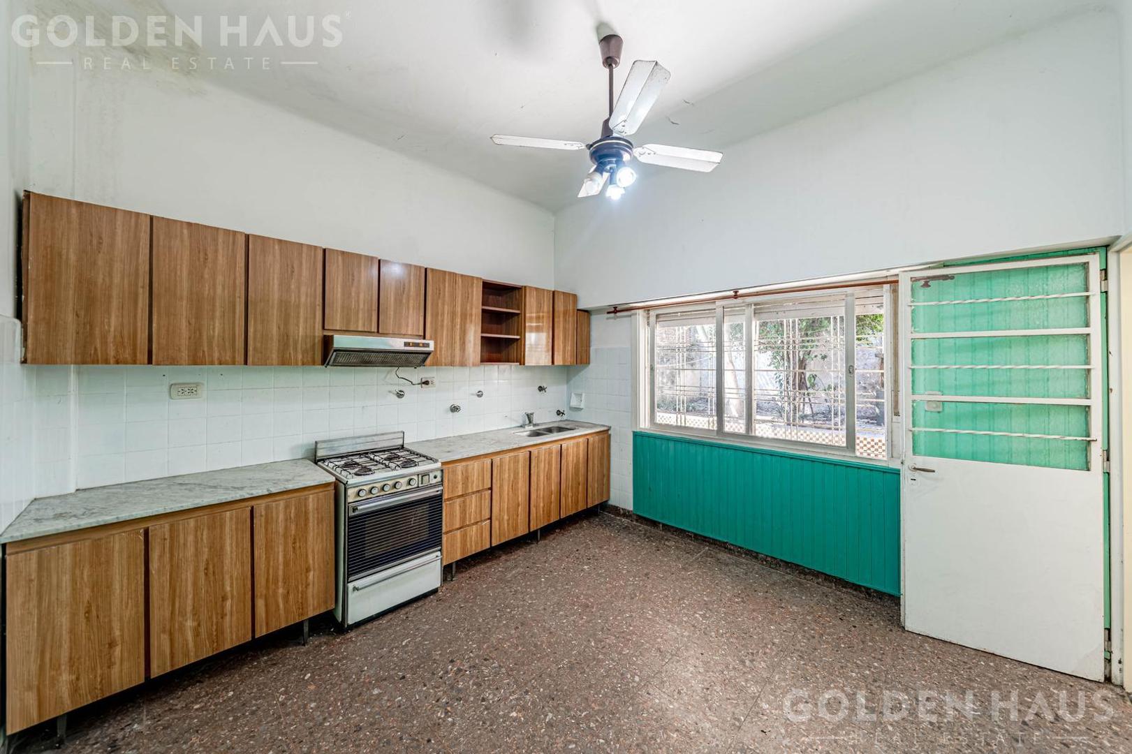 Casa en lote propio 10 m x 22,40 con fondo, parrilla, terraza y cochera cubierta