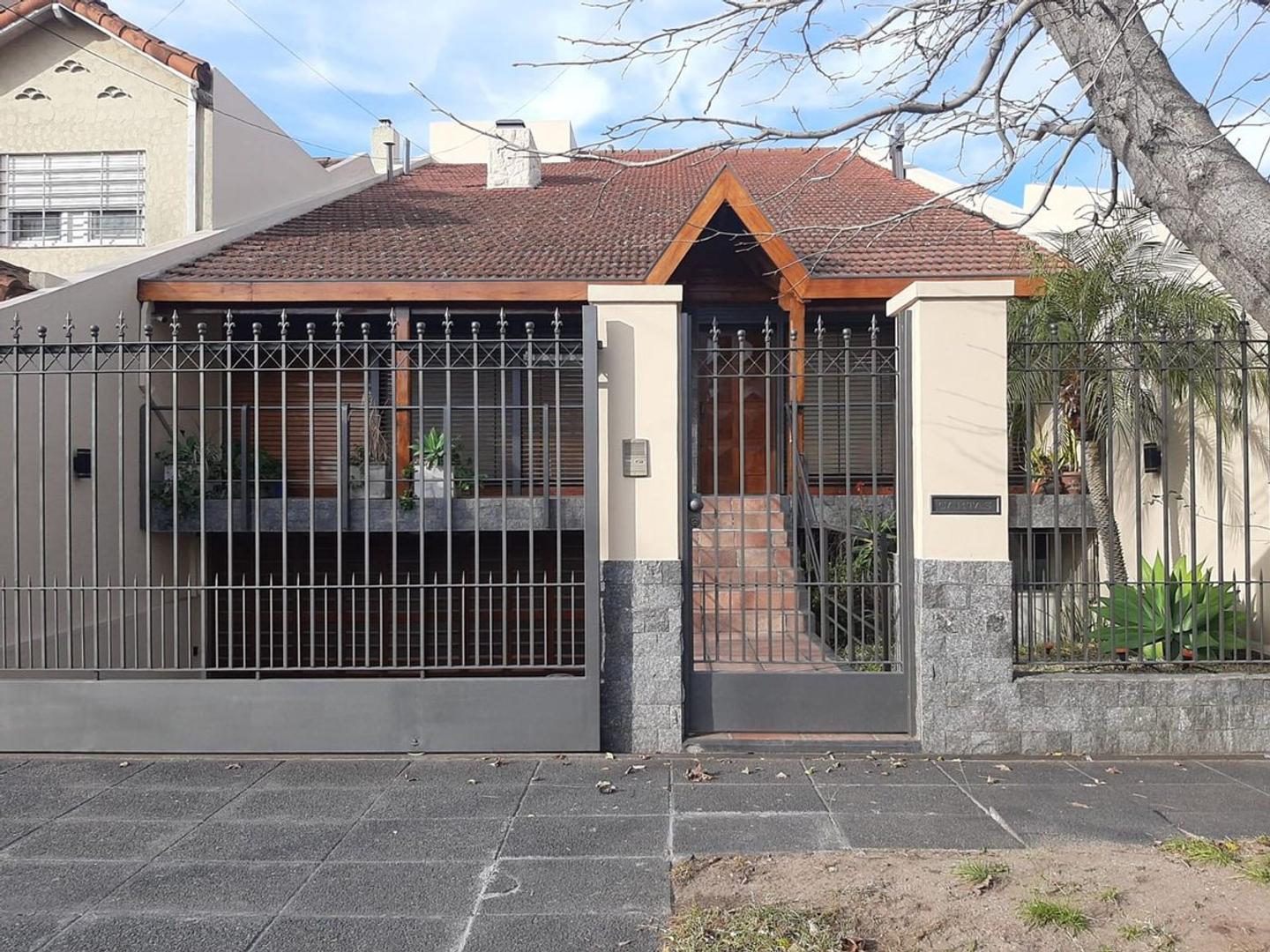 Excelente chalet 5 amb. en Barrio Güemes, Haedo