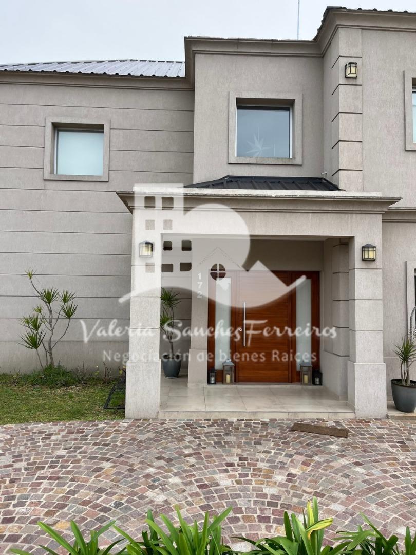 Casa 5 ambientes con 4 baños