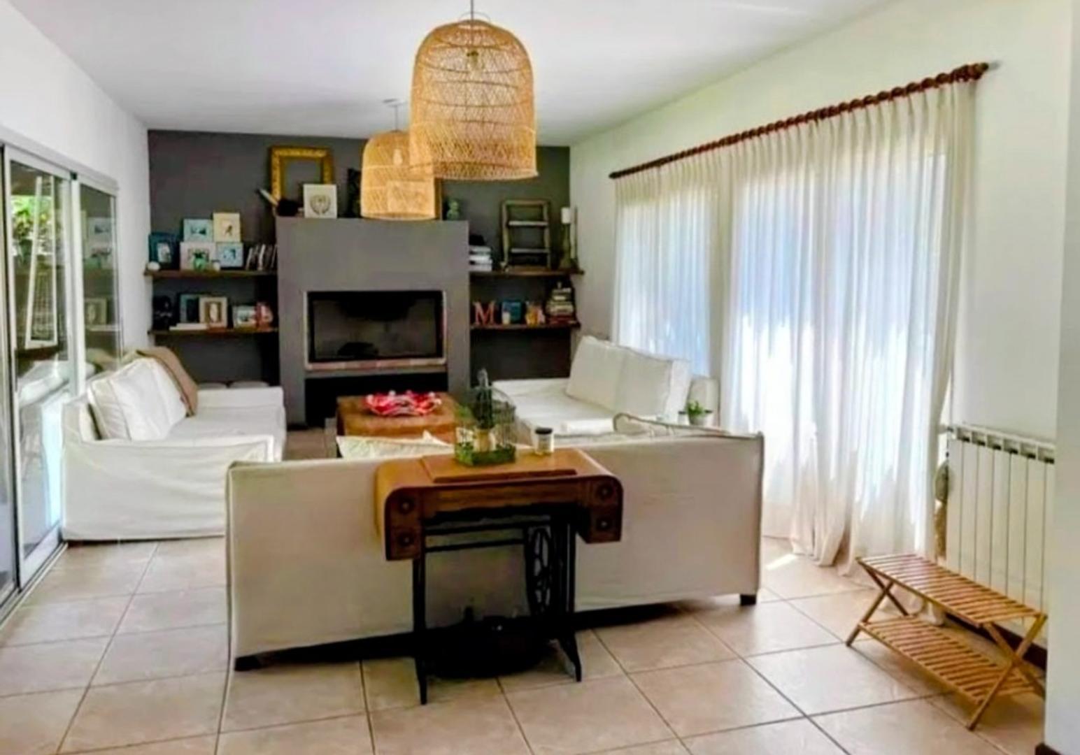 Casa en Venta con 2 cocheras