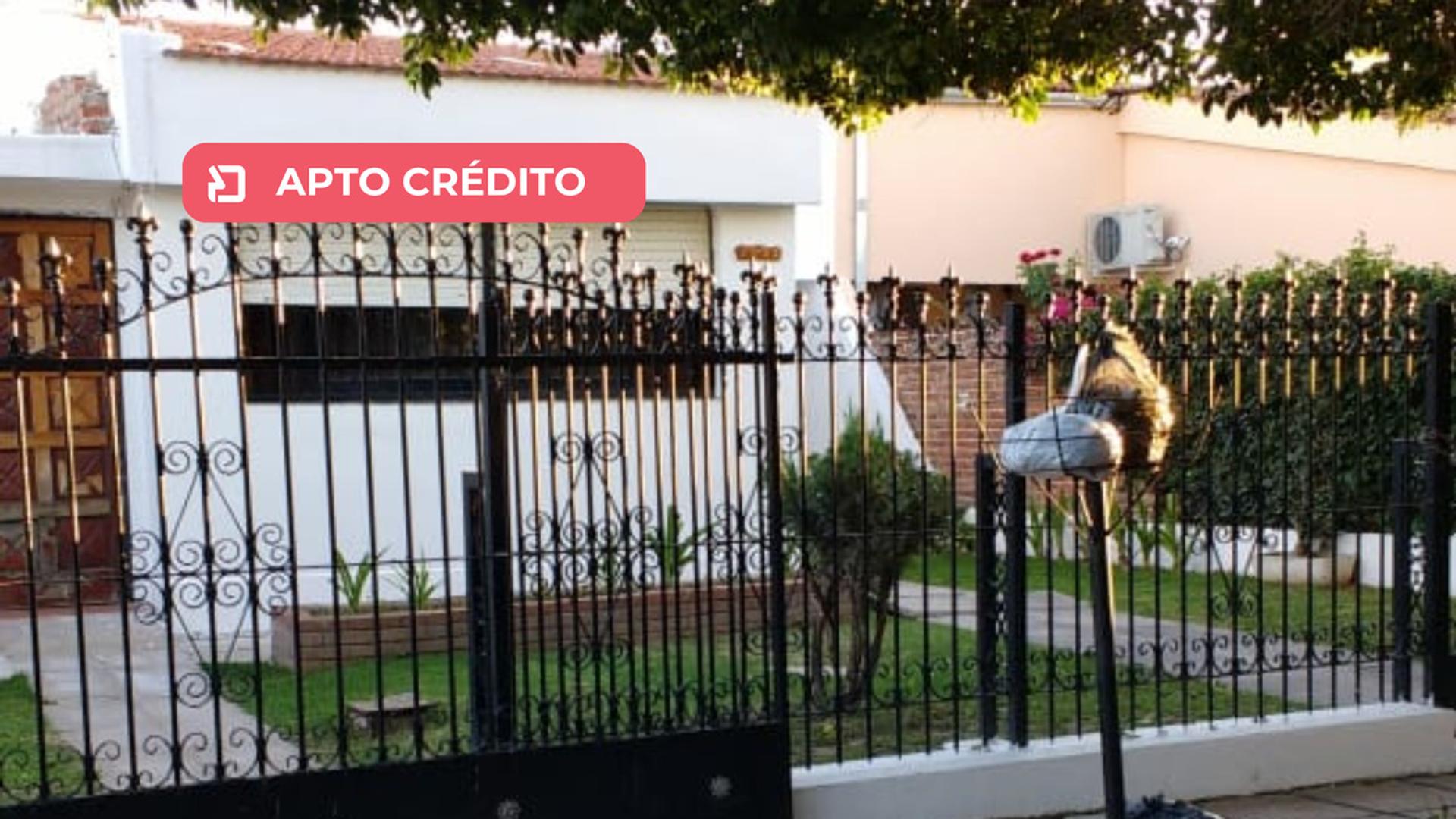 Vendo casa tres dormitorios en Ampliación Rosedal. Apta Crédito