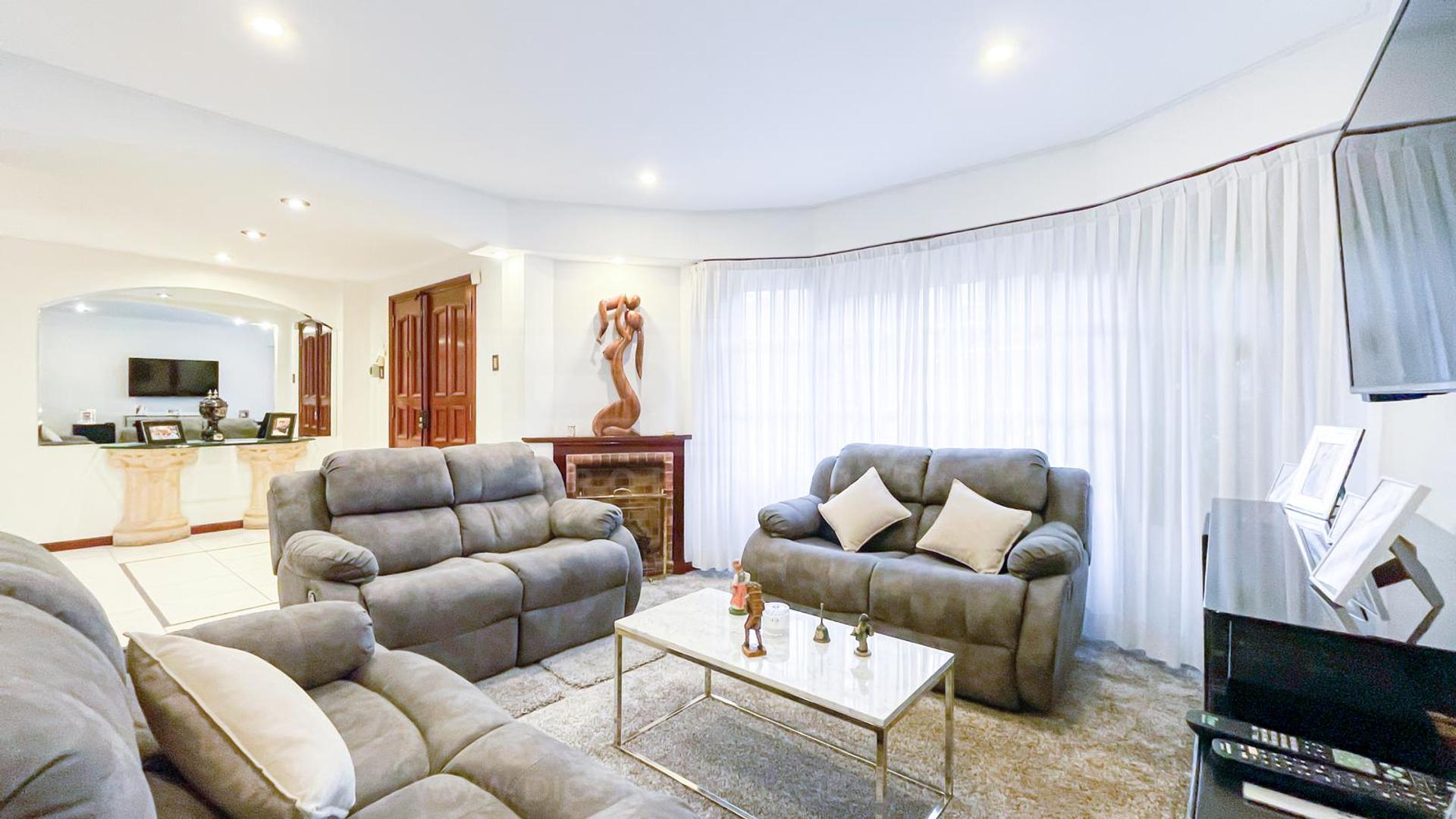 Casa en Venta con 3 cocheras