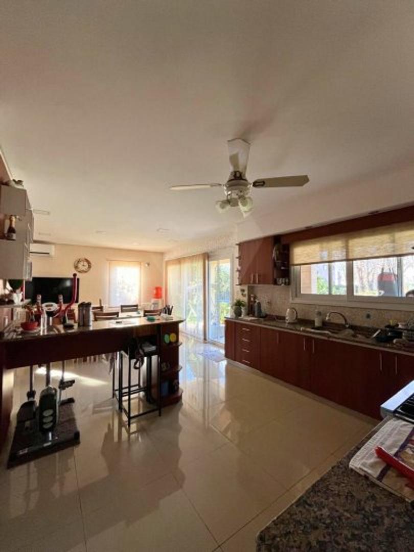 Casa 4 ambientes con 4 baños