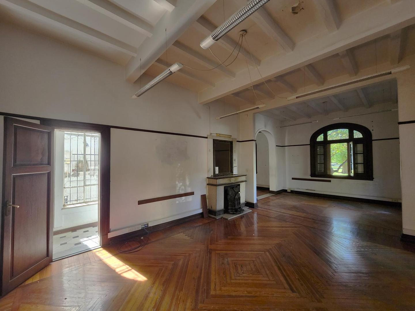 Casa en Alquiler con 2 cocheras