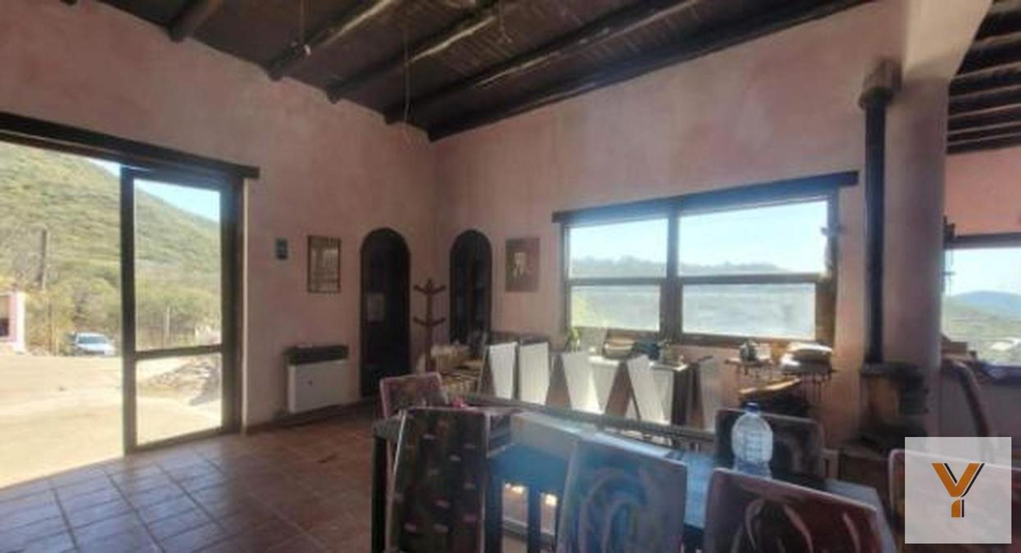 Casa en venta - 3 Dormitorios 5 Baños - Unquillo