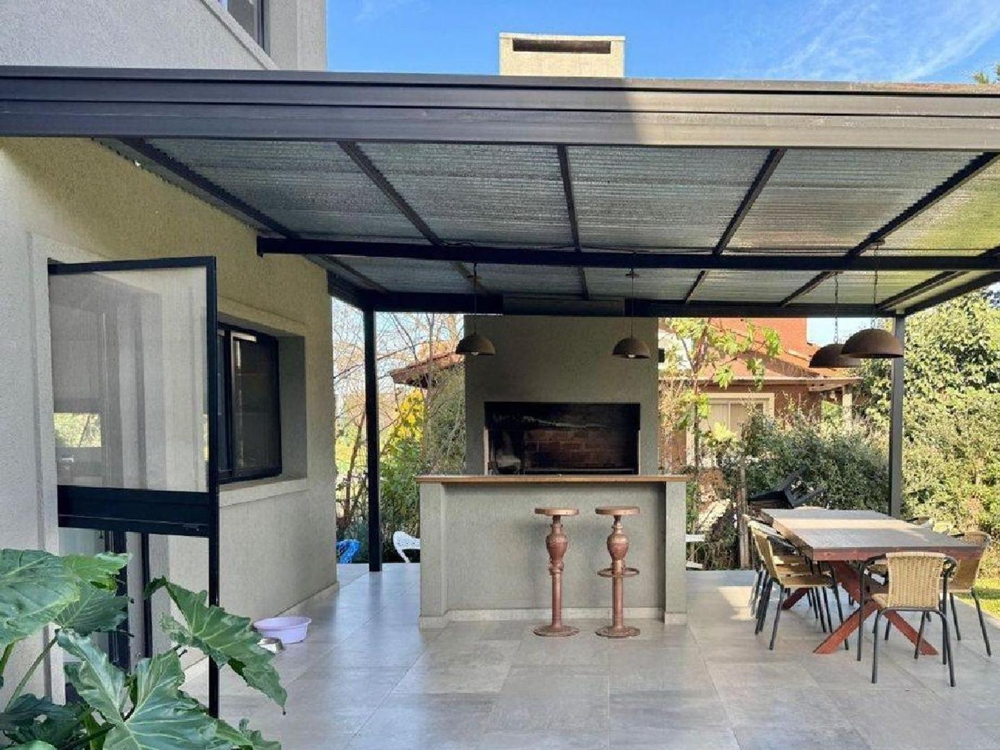 Casa en Venta en Los Sauces con Pileta